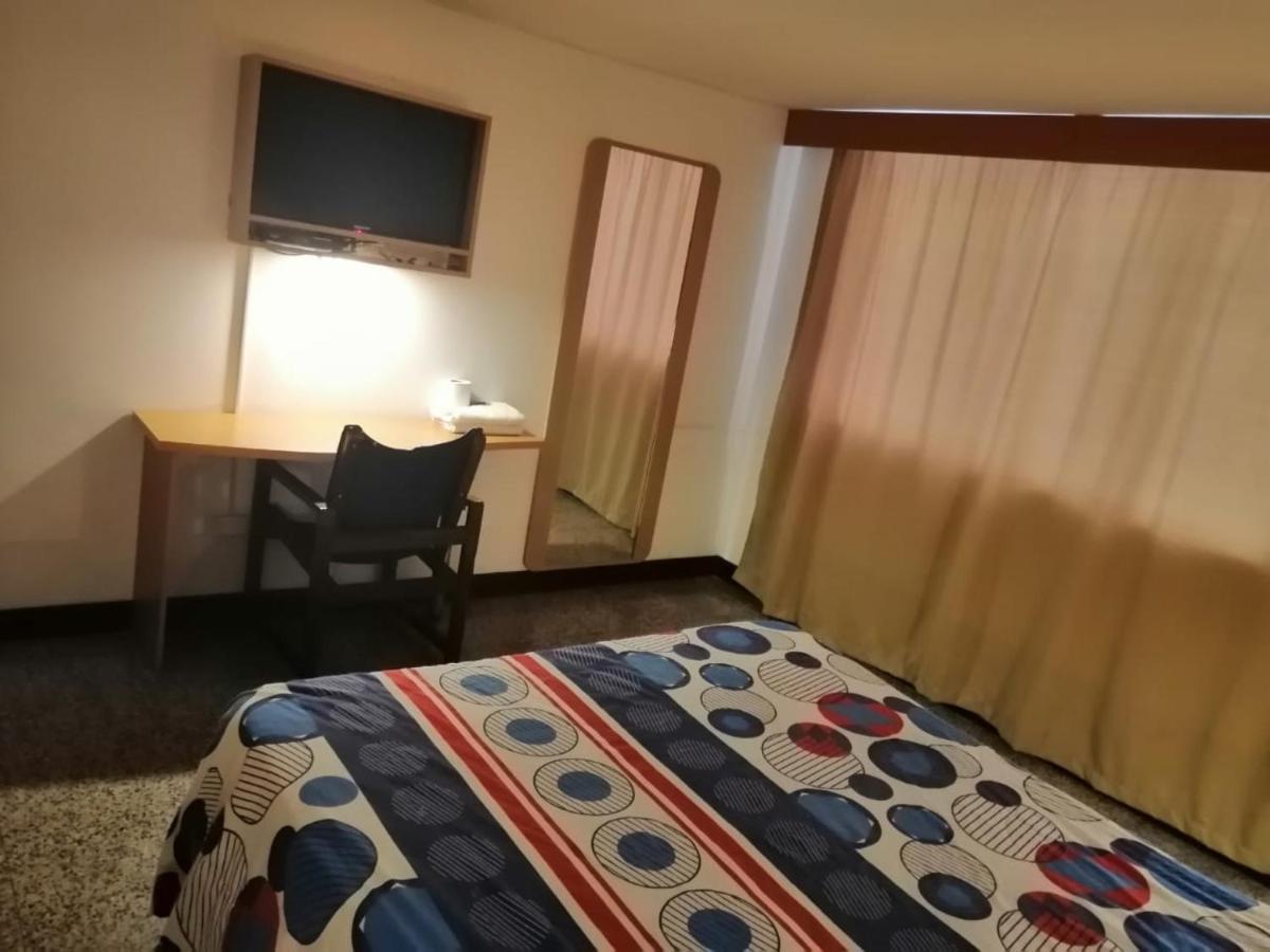 Hotel Del Oeste Кали Екстериор снимка